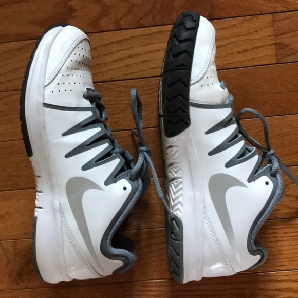 Nike Tennis Shoes Size 8 - Picture 4 of 7